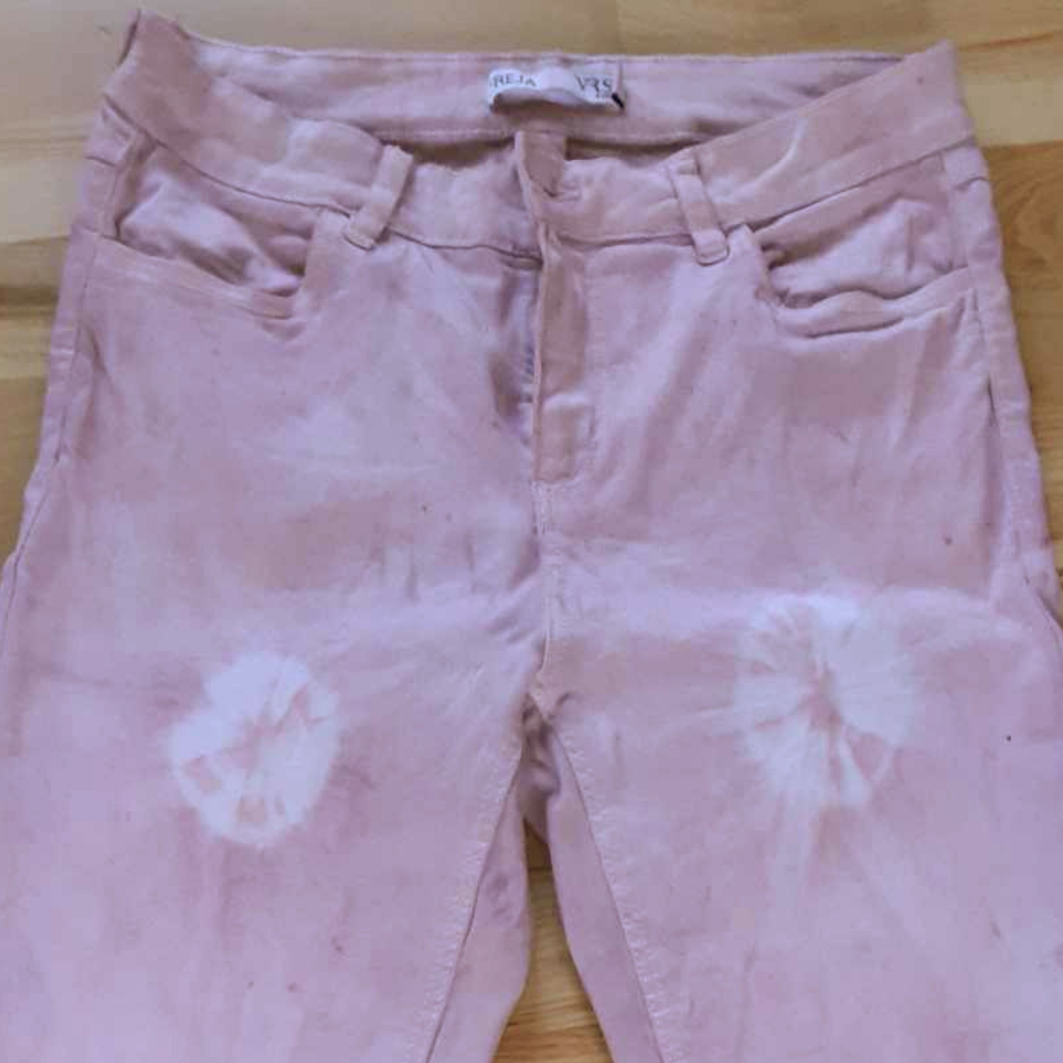 Plantefarvede bukser i lyserød nuance og med hvide mønstre