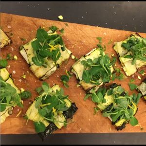 Små dekorative grønne retter anrettet på fad.