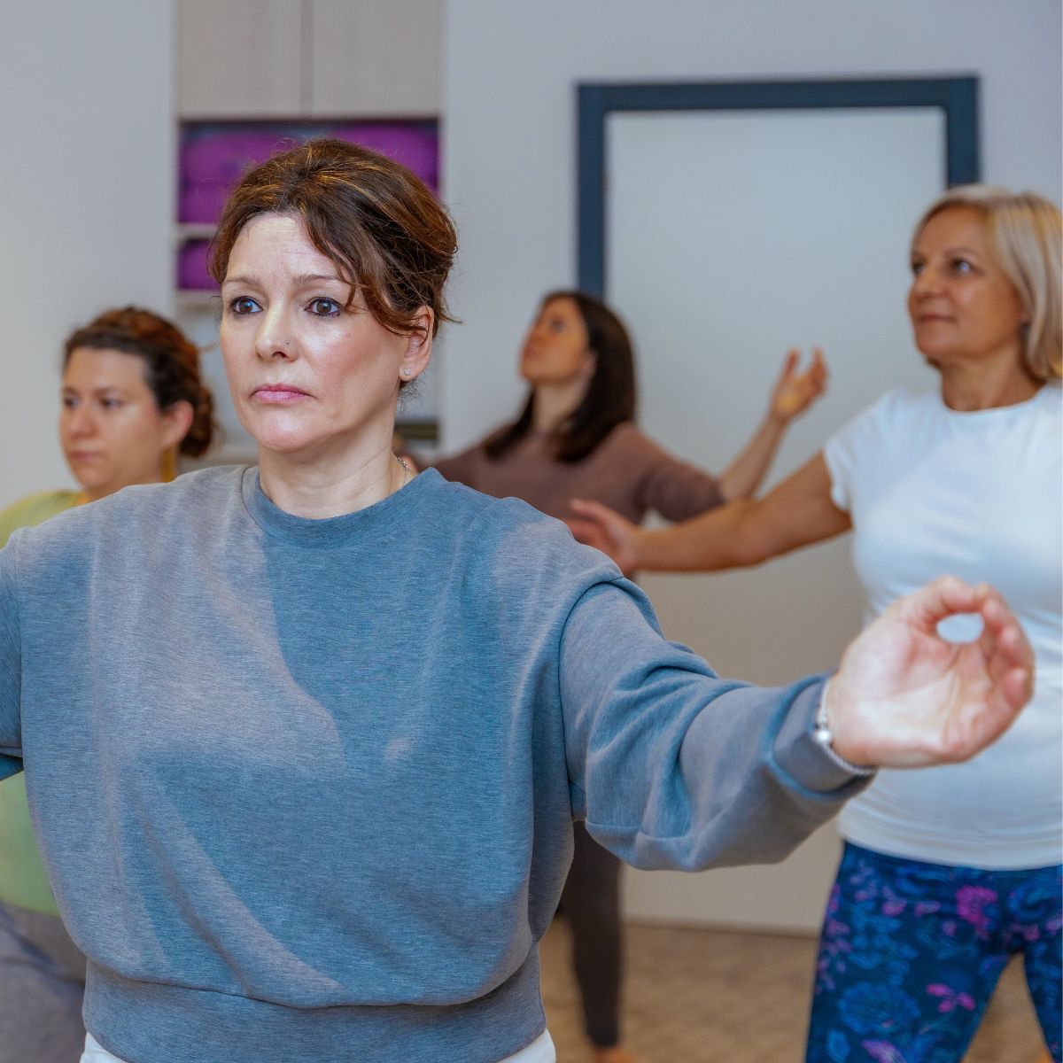 Deltager udfører rolige bevægelser under Qi Gong hos FOF Aalborg.