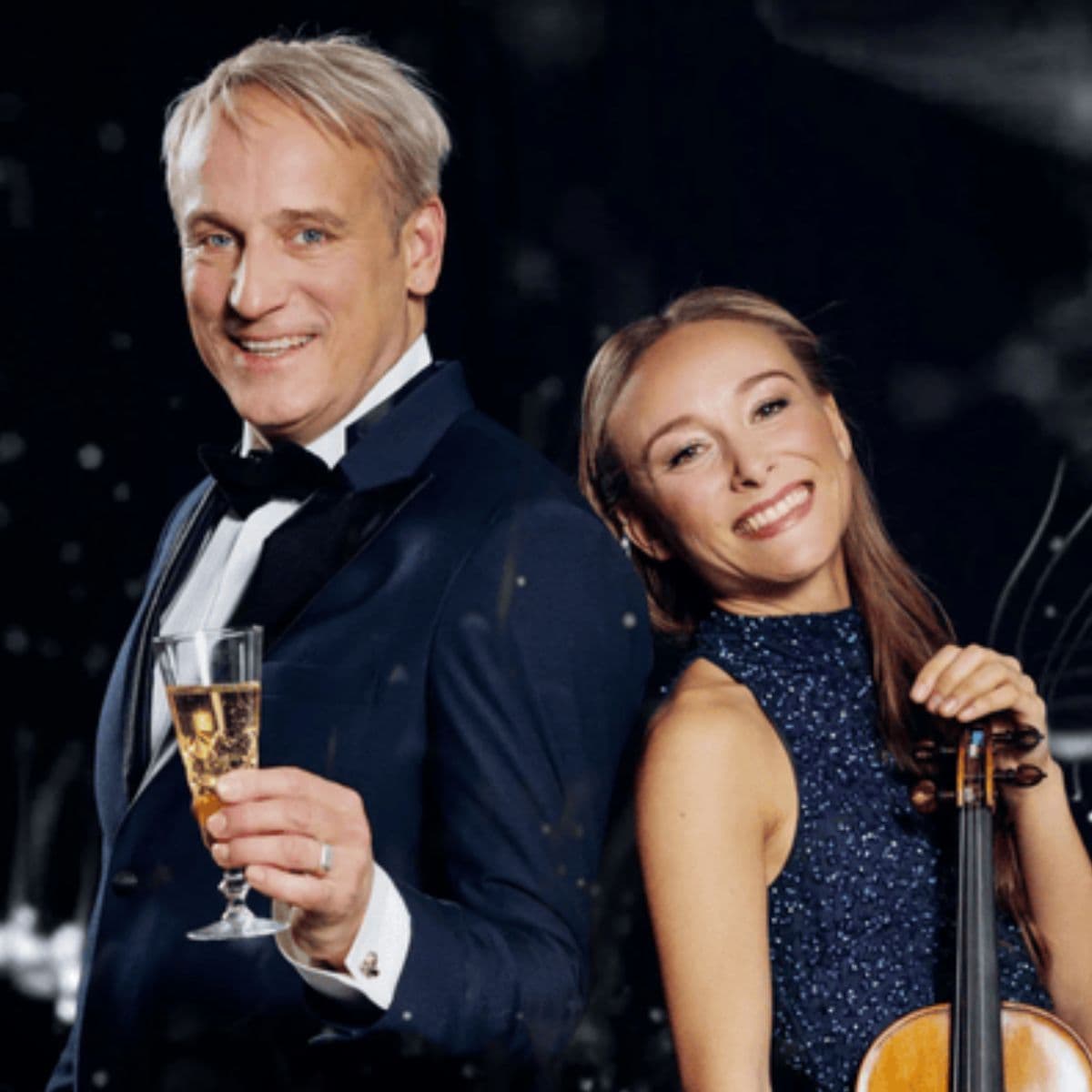 Værterne fra årets nytårsgalla i DR´s Koncertsal 2025.