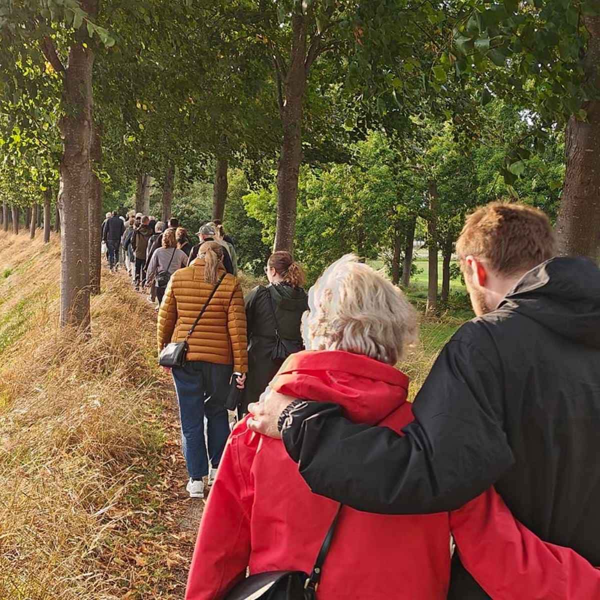 Mennesker på tur - mor og søn med armen om hinanden