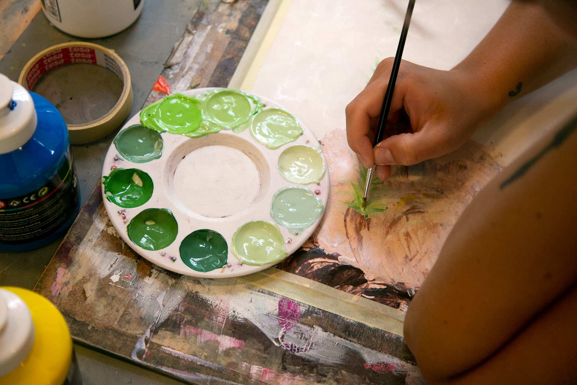 Deltager på malekursus i en uge på aftenskole henover sommeren