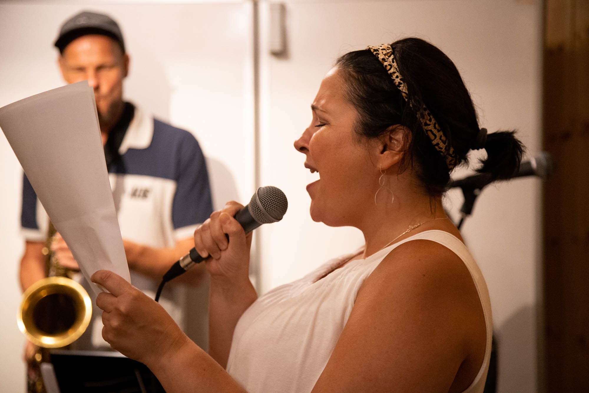 Kursist arbejder med klang og stemmefunktioner i undervisning baseret på Cathrine Sadolins Komplet Sangteknik.