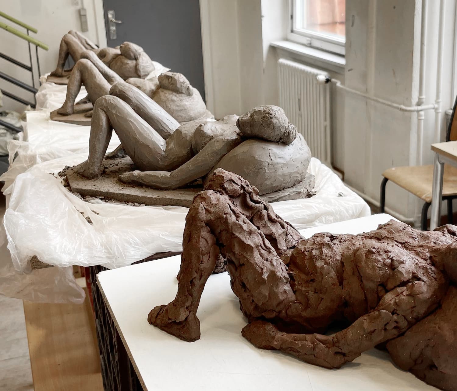 Modellerede figurer fra kursus i keramik og modellering hos FOF København og Nordsjælland