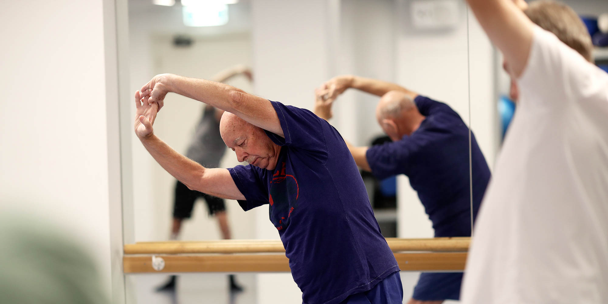 Mænd dyrker motion i gymnastiksal hos FOF København og Nordsjælland