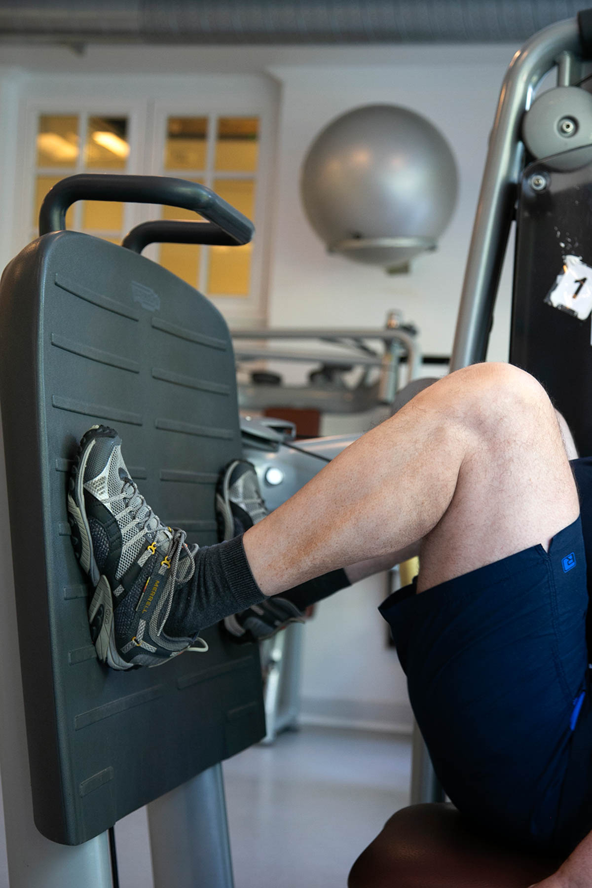 Kursist træner kondition og styrke på hold med maskiner og elastikker hos FOF København og Nordsjælland.