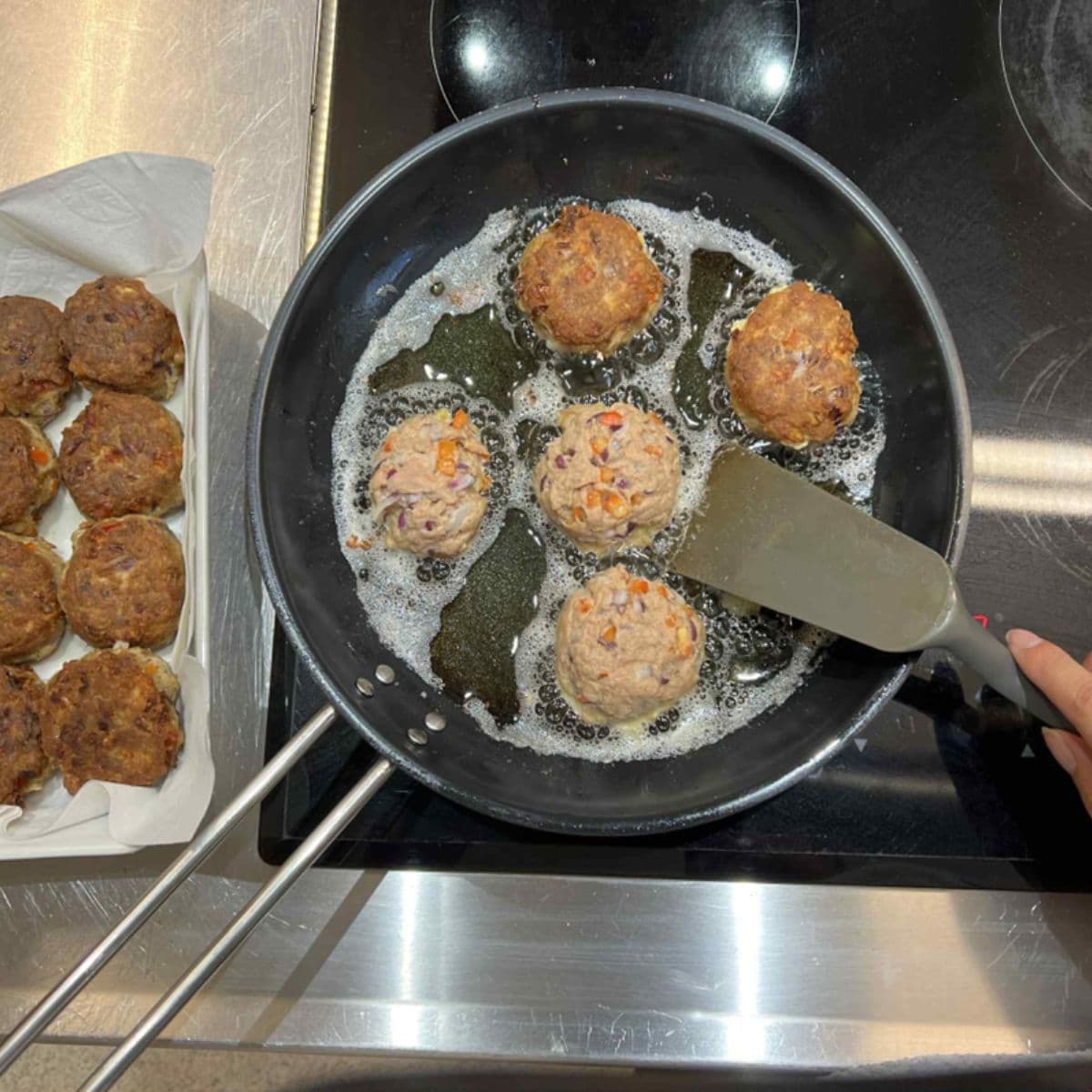 Tunfrikadeller, der bliver stegt. Du kan finde opskriften på FOF Aarhus' hjemmeside