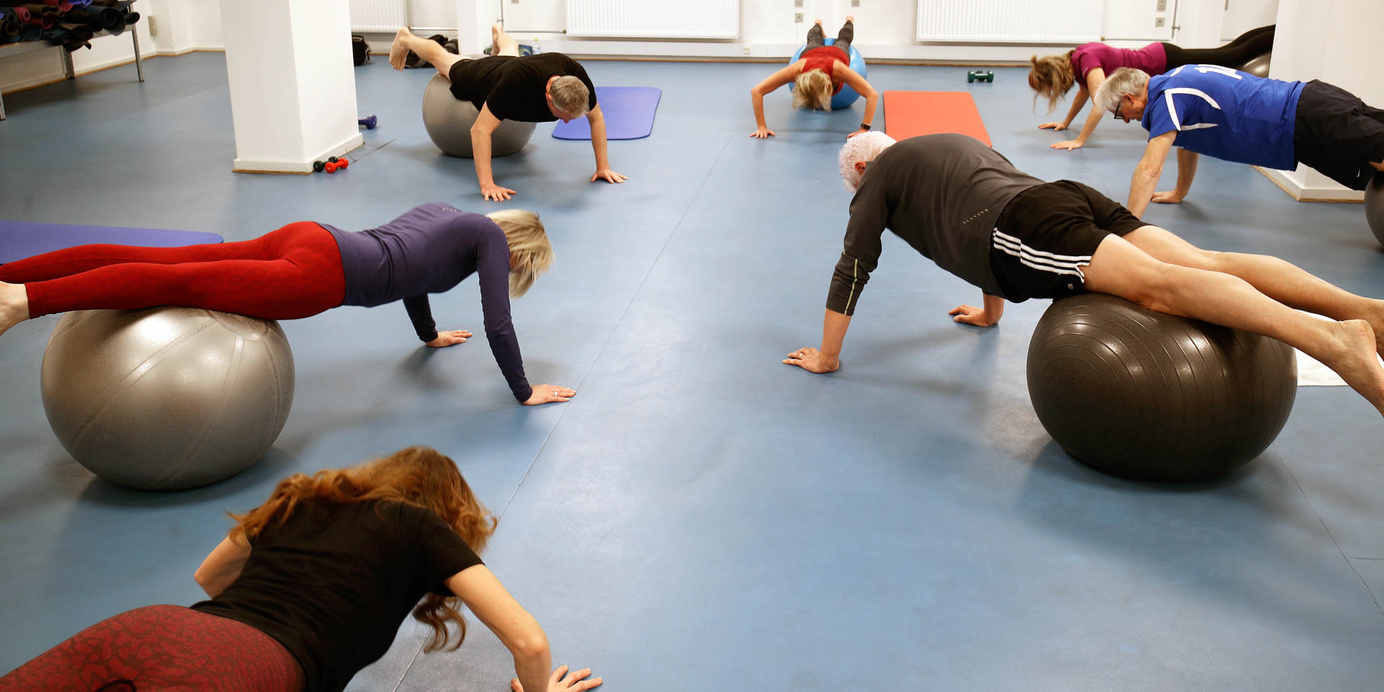 Deltager laver styrke- og balanceøvelser – motion før skituren