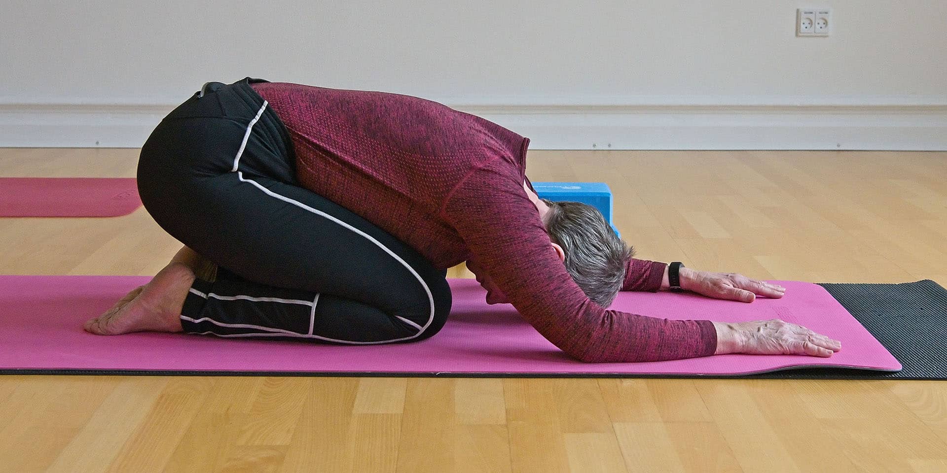 Kvinder laver træning med fysio-pilates i FOF Aftenskolen Aarhus