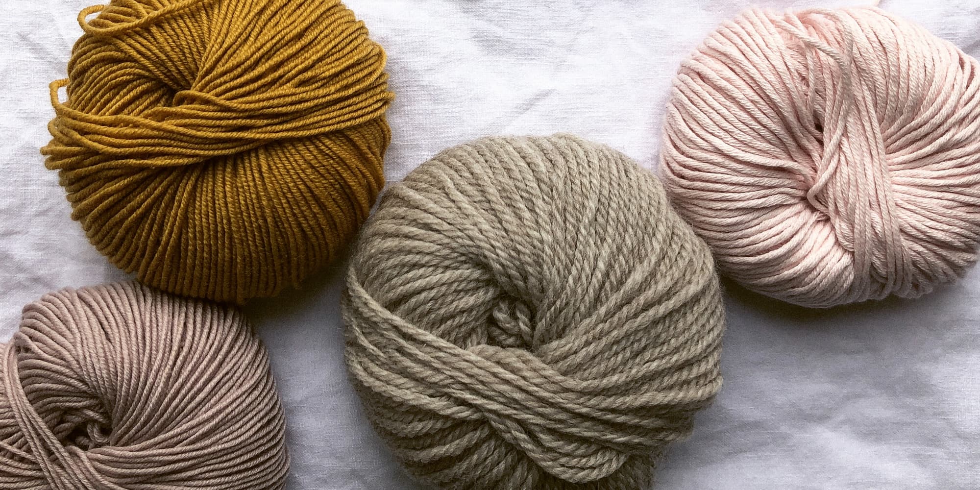 Garnnøgler i forskellige farver på aftenskolekursus i brug af strikkemaskine