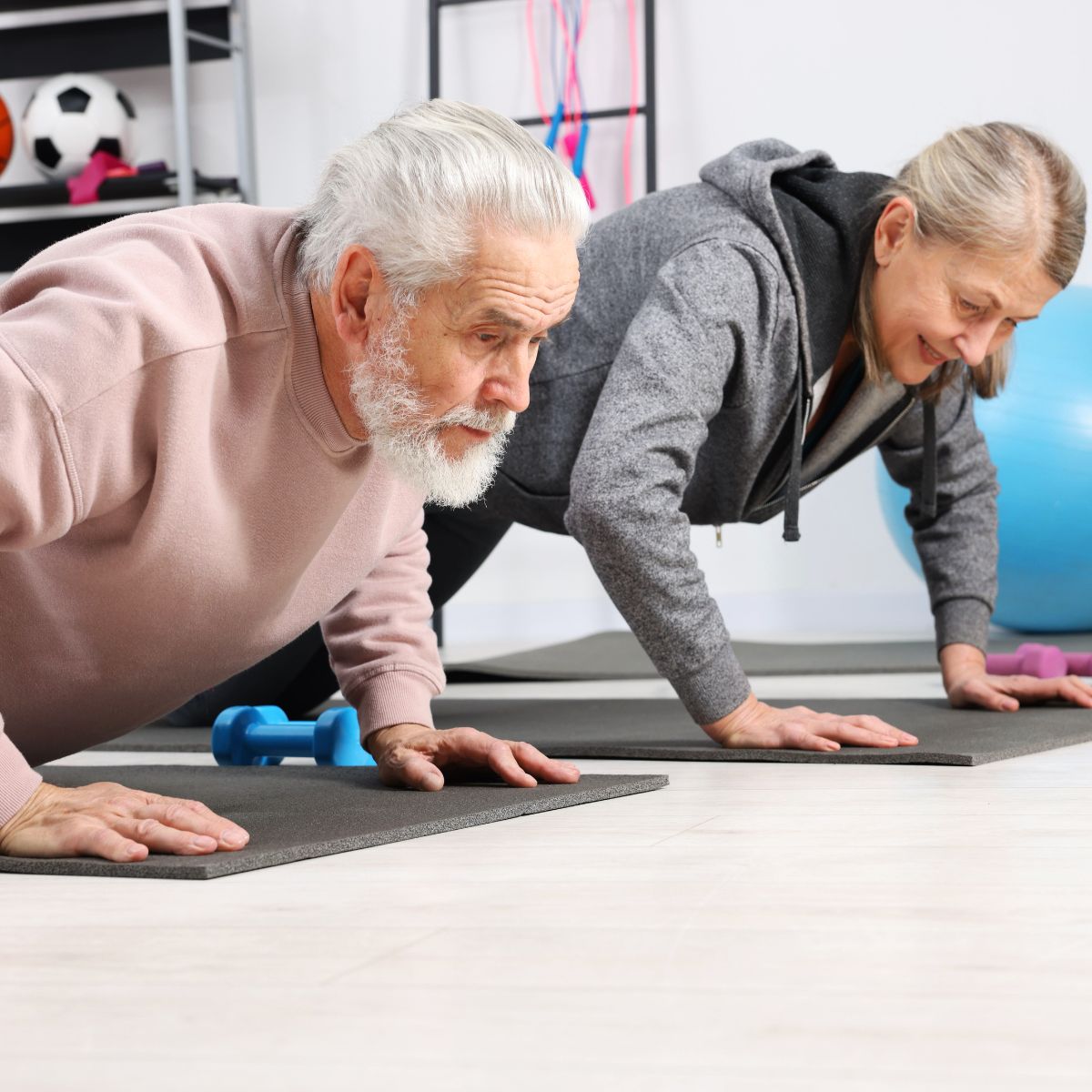 Mand og kvinde dyrker pilates