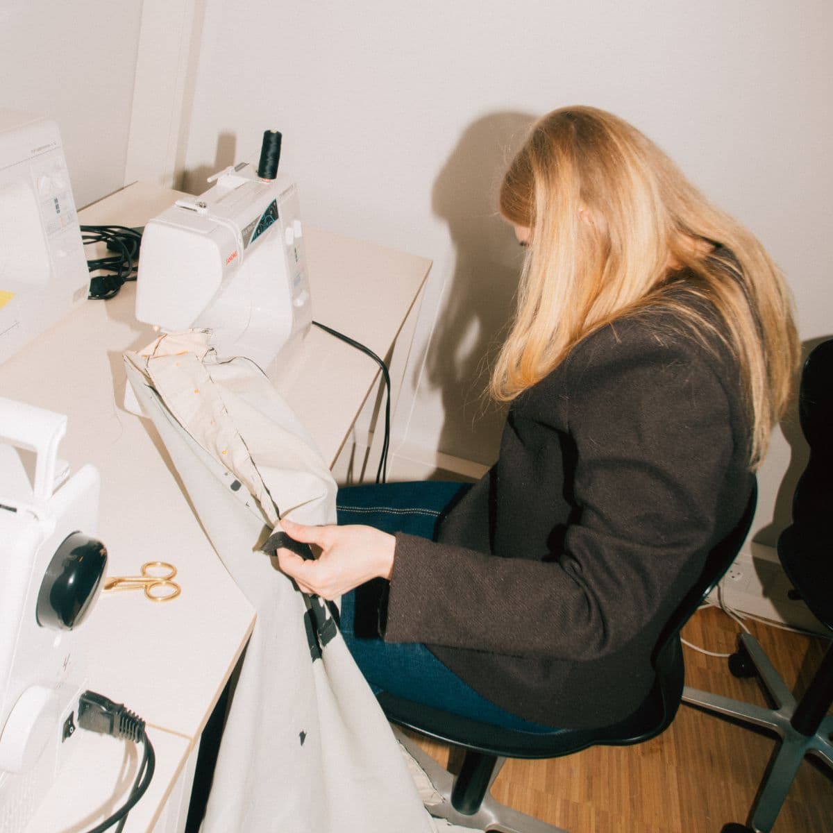 en der syr på symaskine