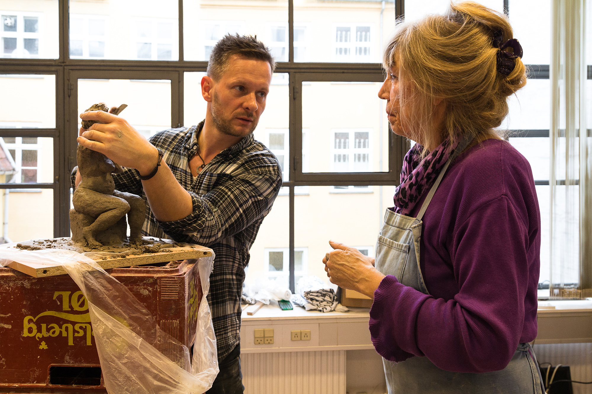 Kursister modellerer efter model på kursus for både begyndere og øvede