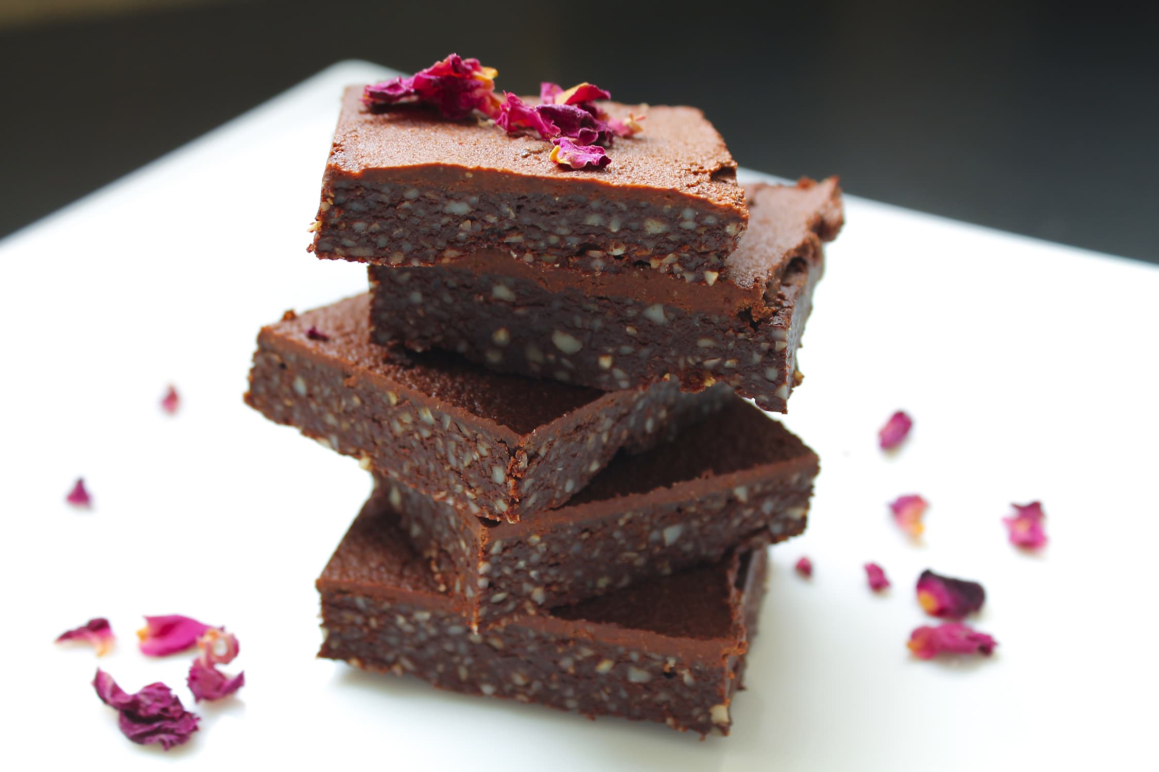 Sunde brownies uden sukker, pyntet med tørrede blomster