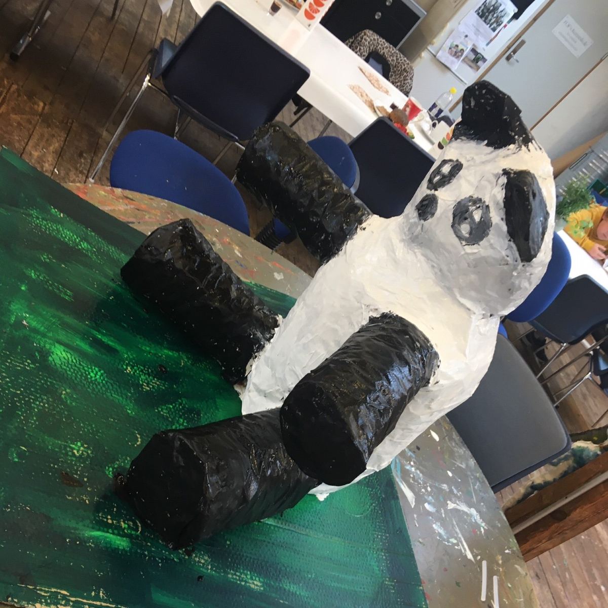 Flot pandafigur i papmache malet med sort og hvid maling.