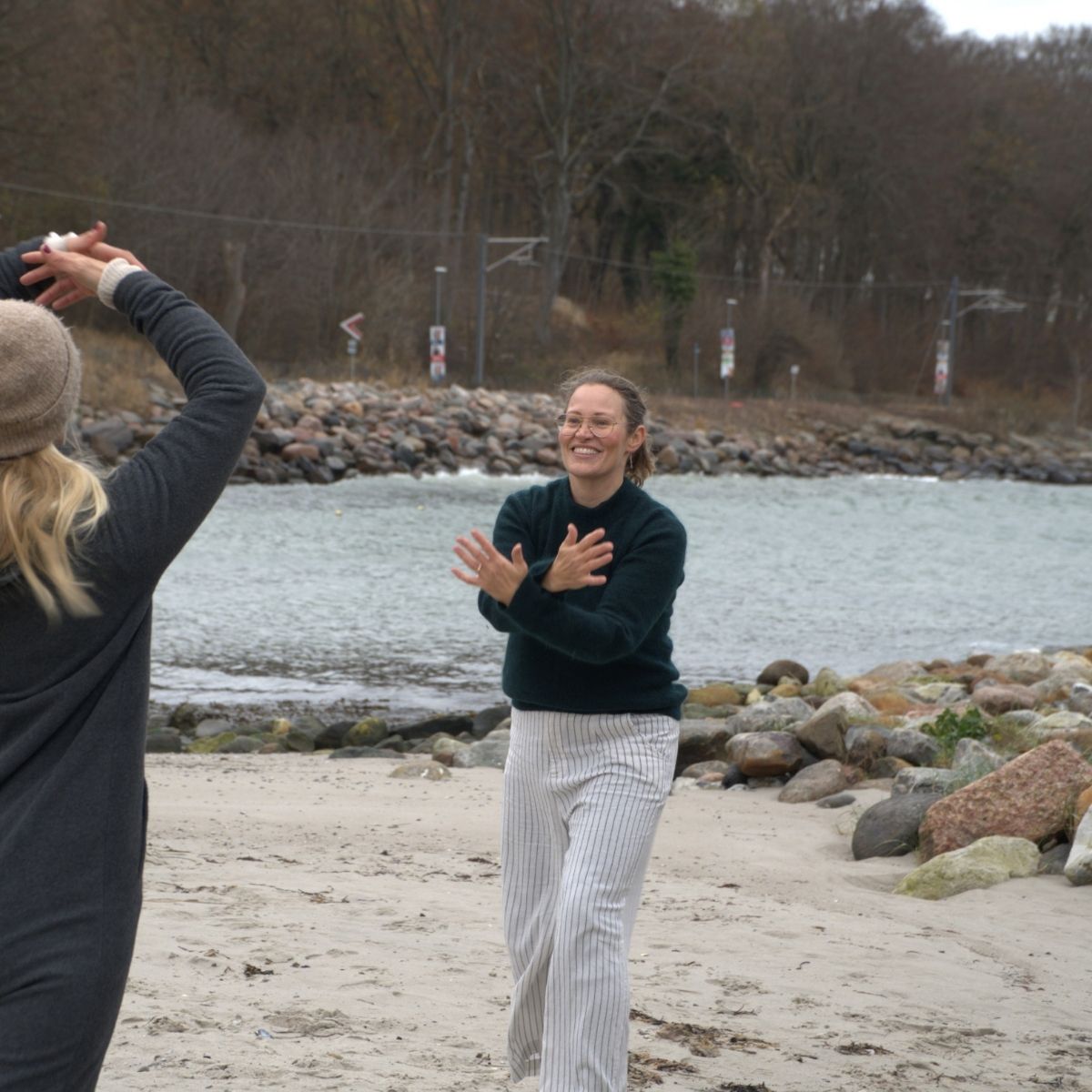 Kvinde laver qigong i naturen