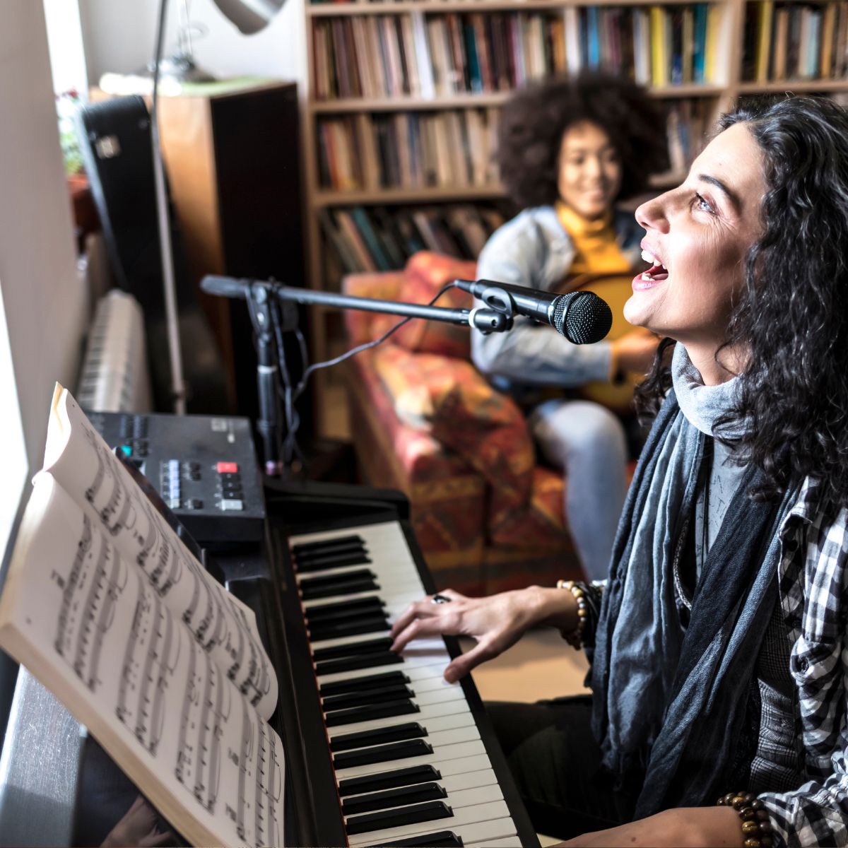 Deltager får undervisning i klaver eller solosang