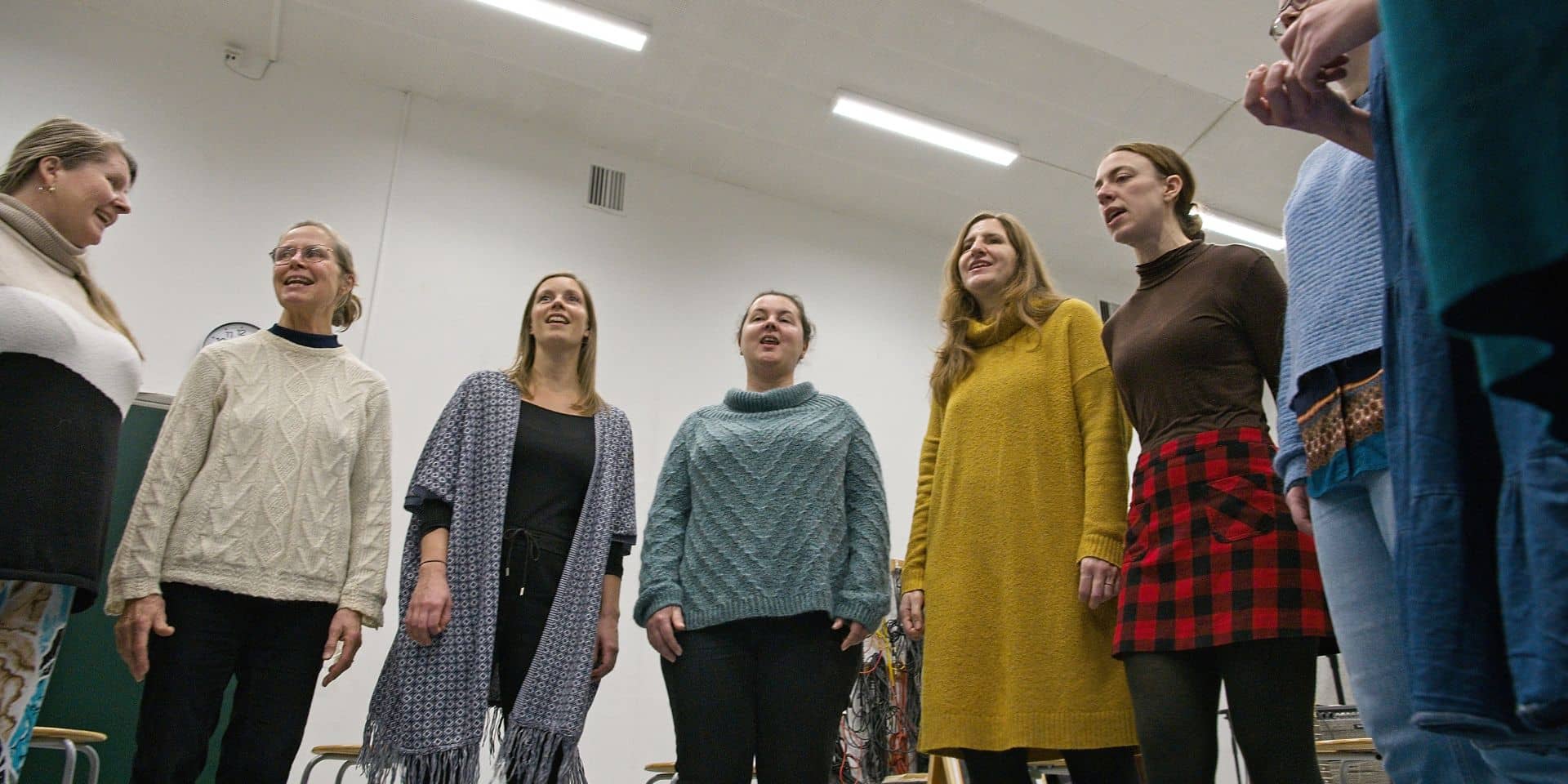 Kvinder til formiddagssang for alle på FOF Aftenskolen Aarhus