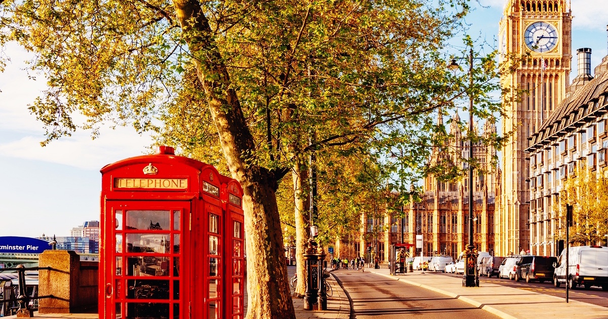 Rød telefonboks i London – ikonisk britisk bymiljø.