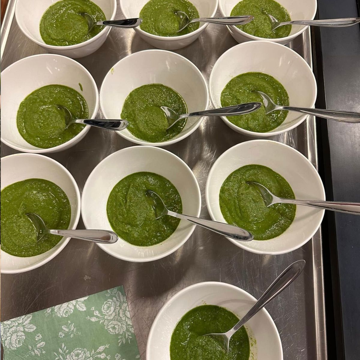 Deltager laver sund brunch