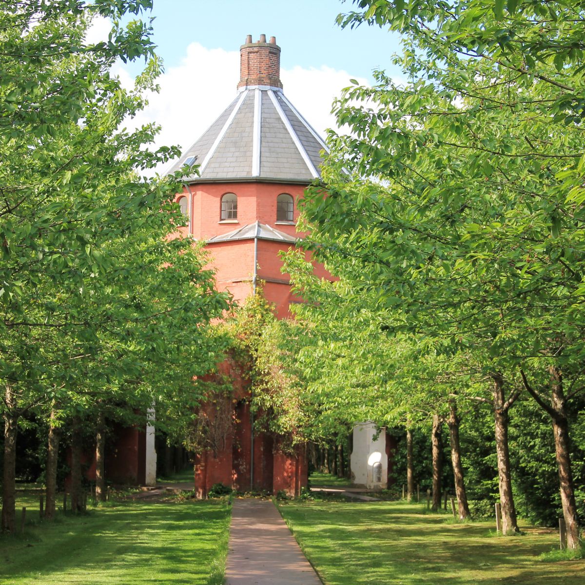 Rundvisning på Vestre Kirkegård i København, hvor deltagerne går blandt gravsteder og lærer om kirkegårdens historie, kendte begravelser og spændende københavnske skæbner gennem 150 år.