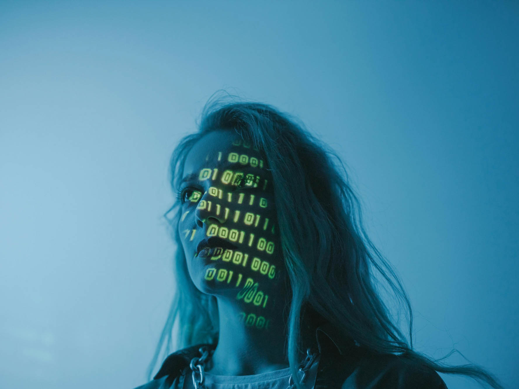 Kvinde i blå toner med binær kodeprojektion