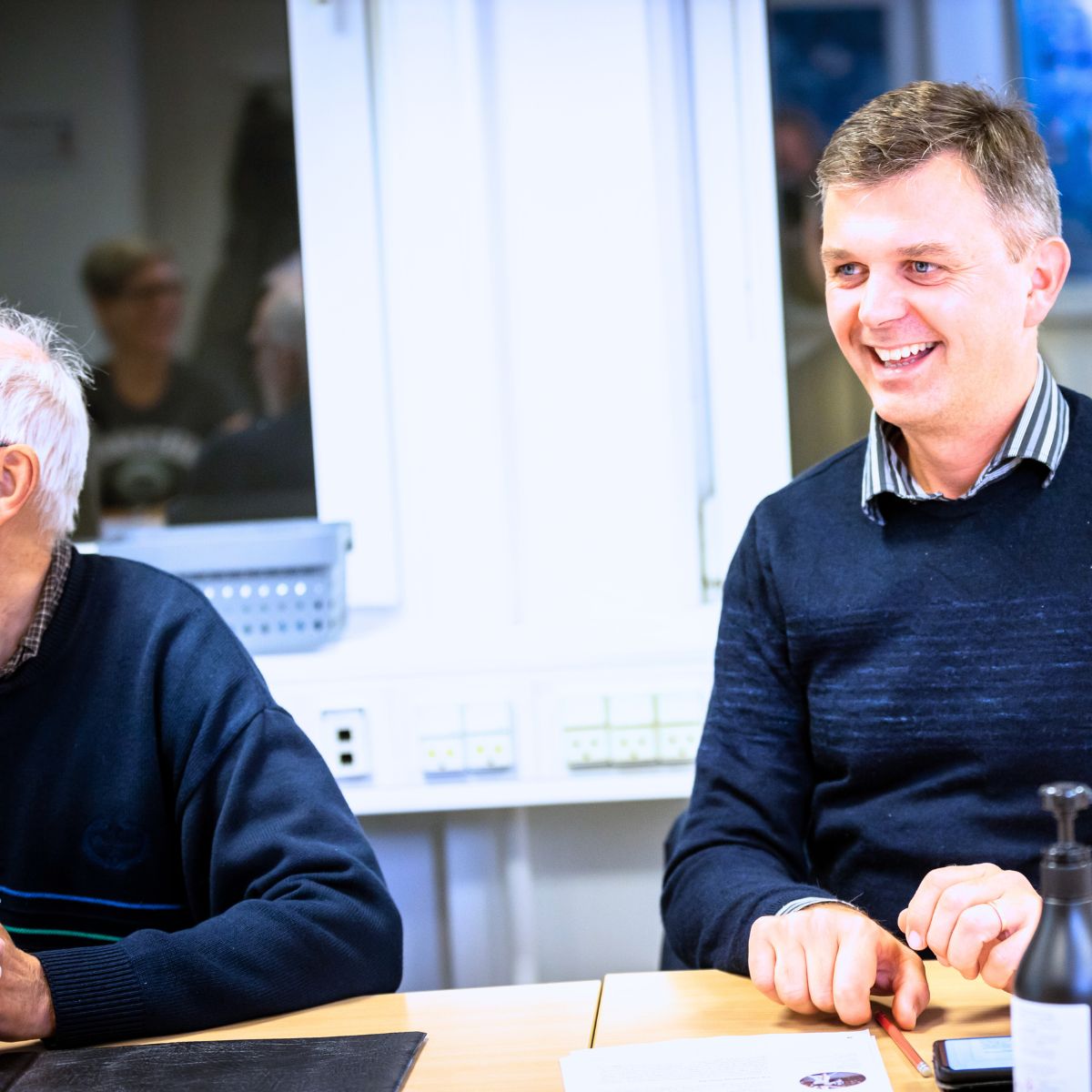 to mænd der har latinundervisning