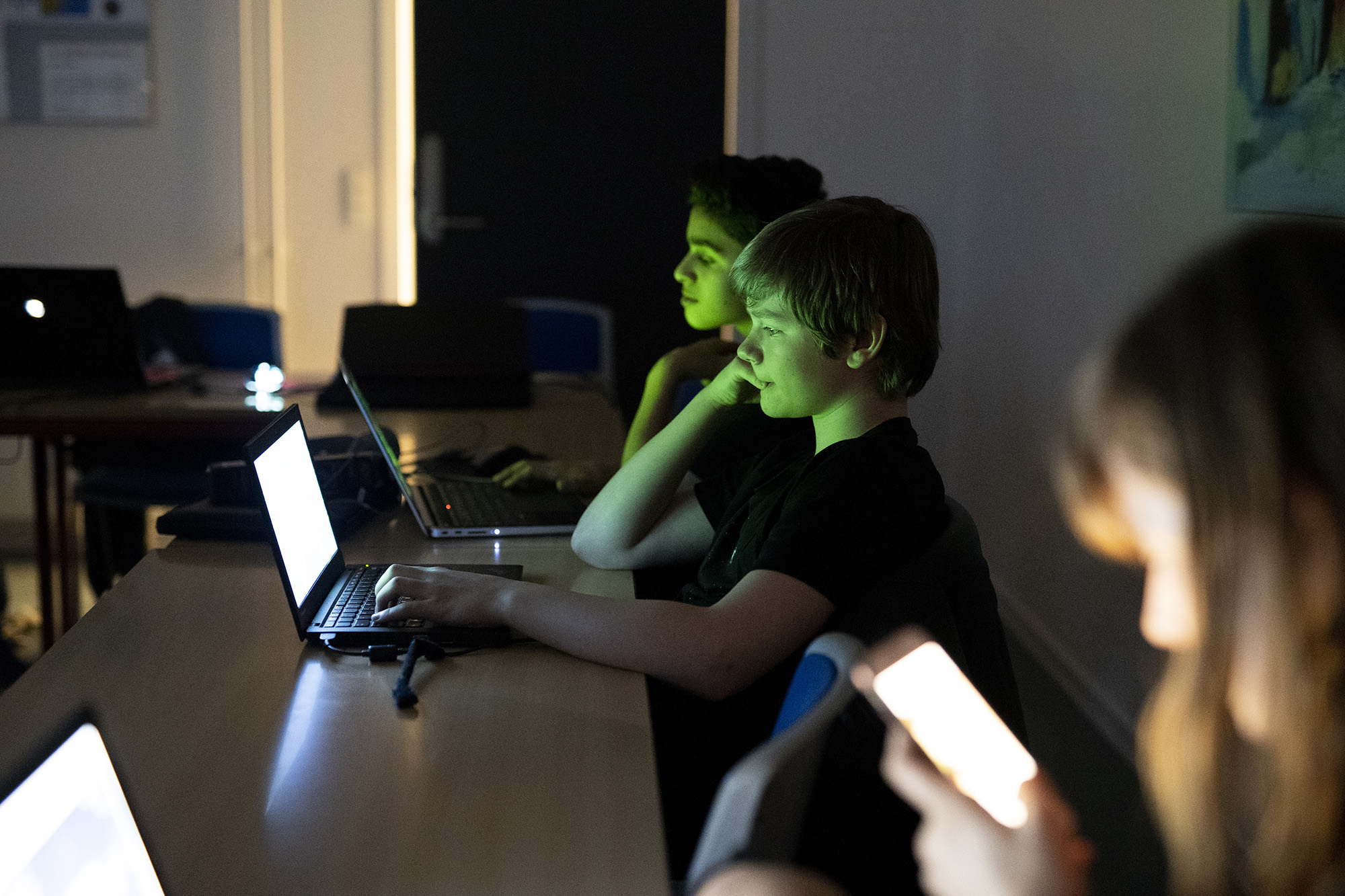 børn der programmerer eget spil på FOF’s Coding Kids-hold.