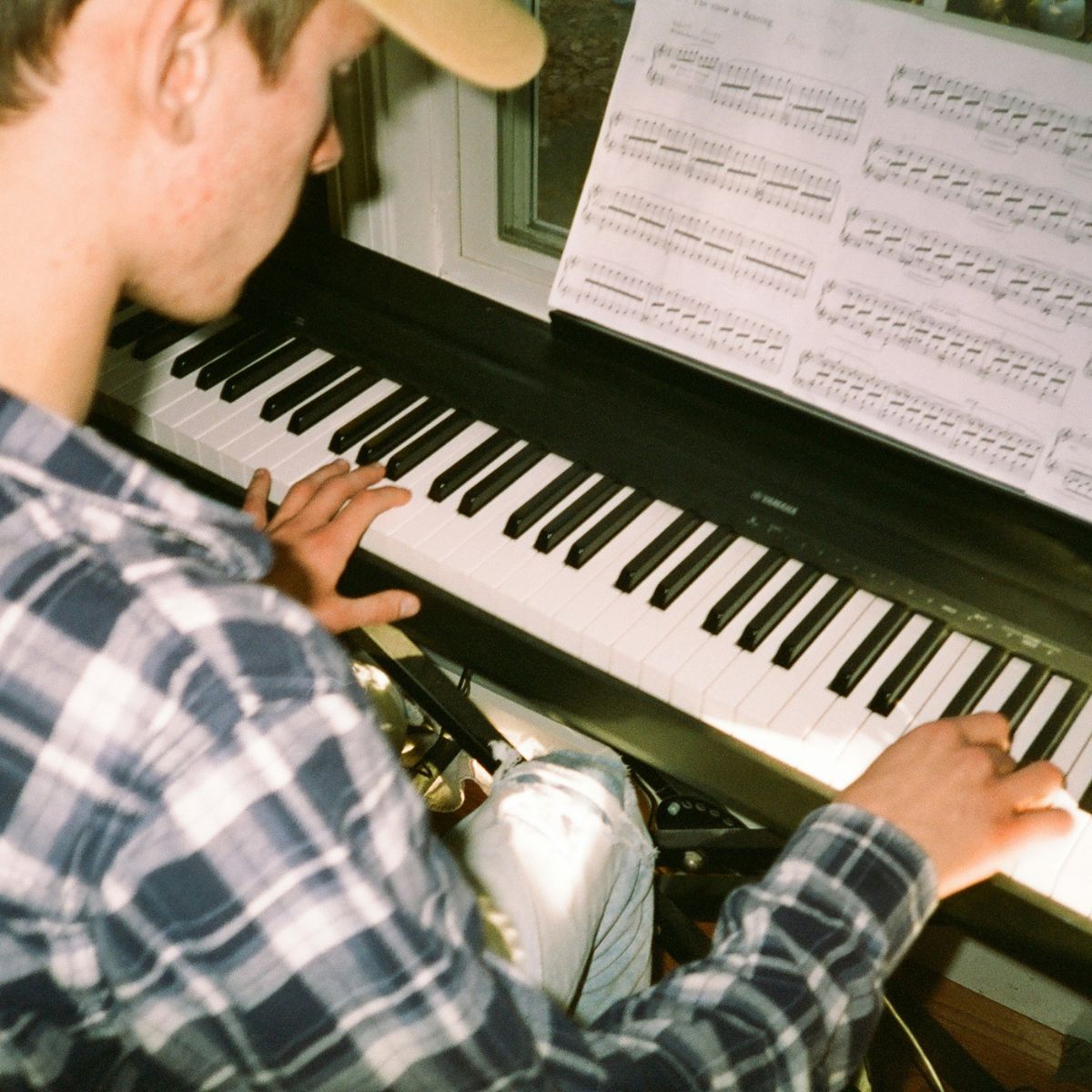 Ung mand spiller klaver