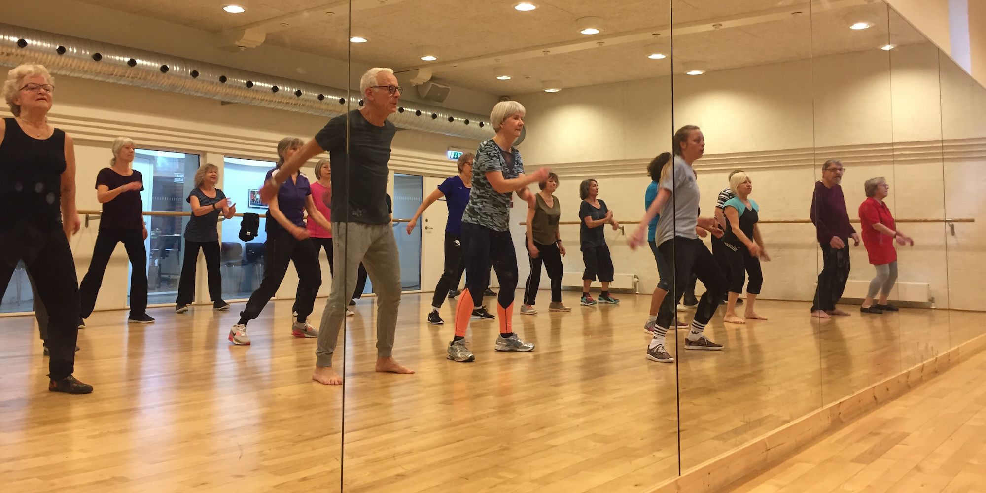 Seniorer danser moderne dans med glæde og energi på hold hos FOF København og Nordsjælland