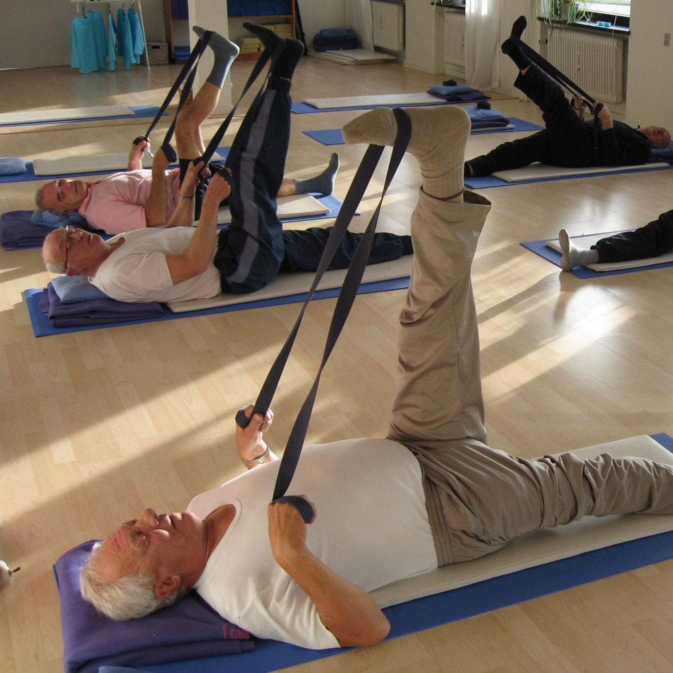 Mænd der strækker ben