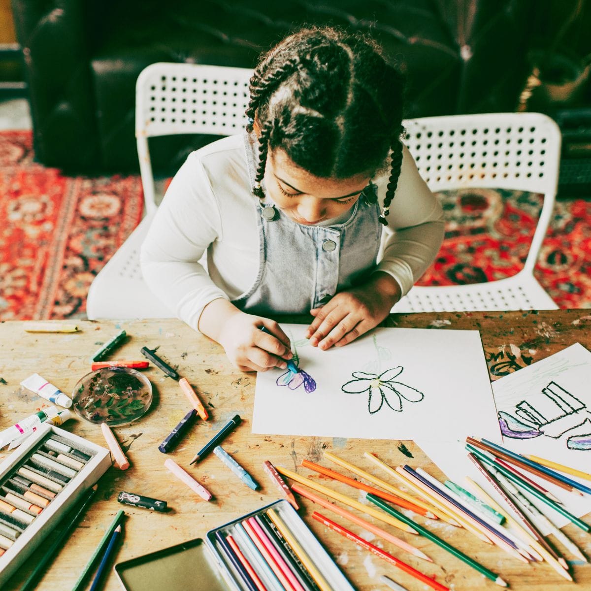 Børn og voksne leger med tegning og fantasi på kursus i Herning
