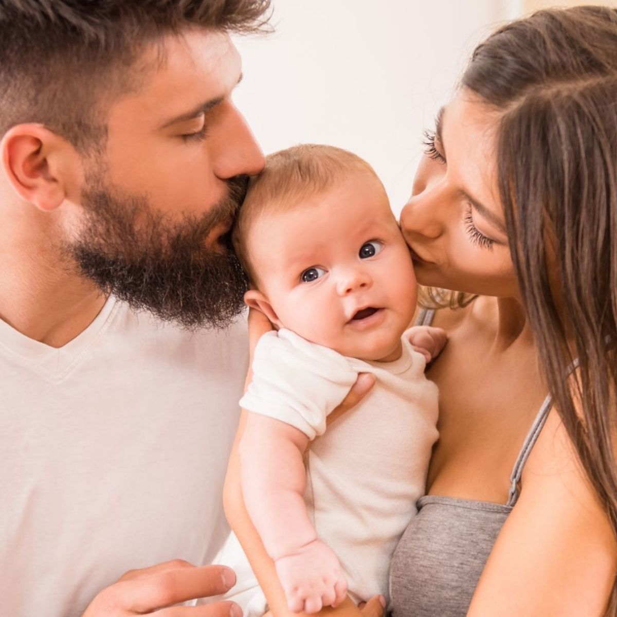 Personer med omsorg og kærtegn til baby