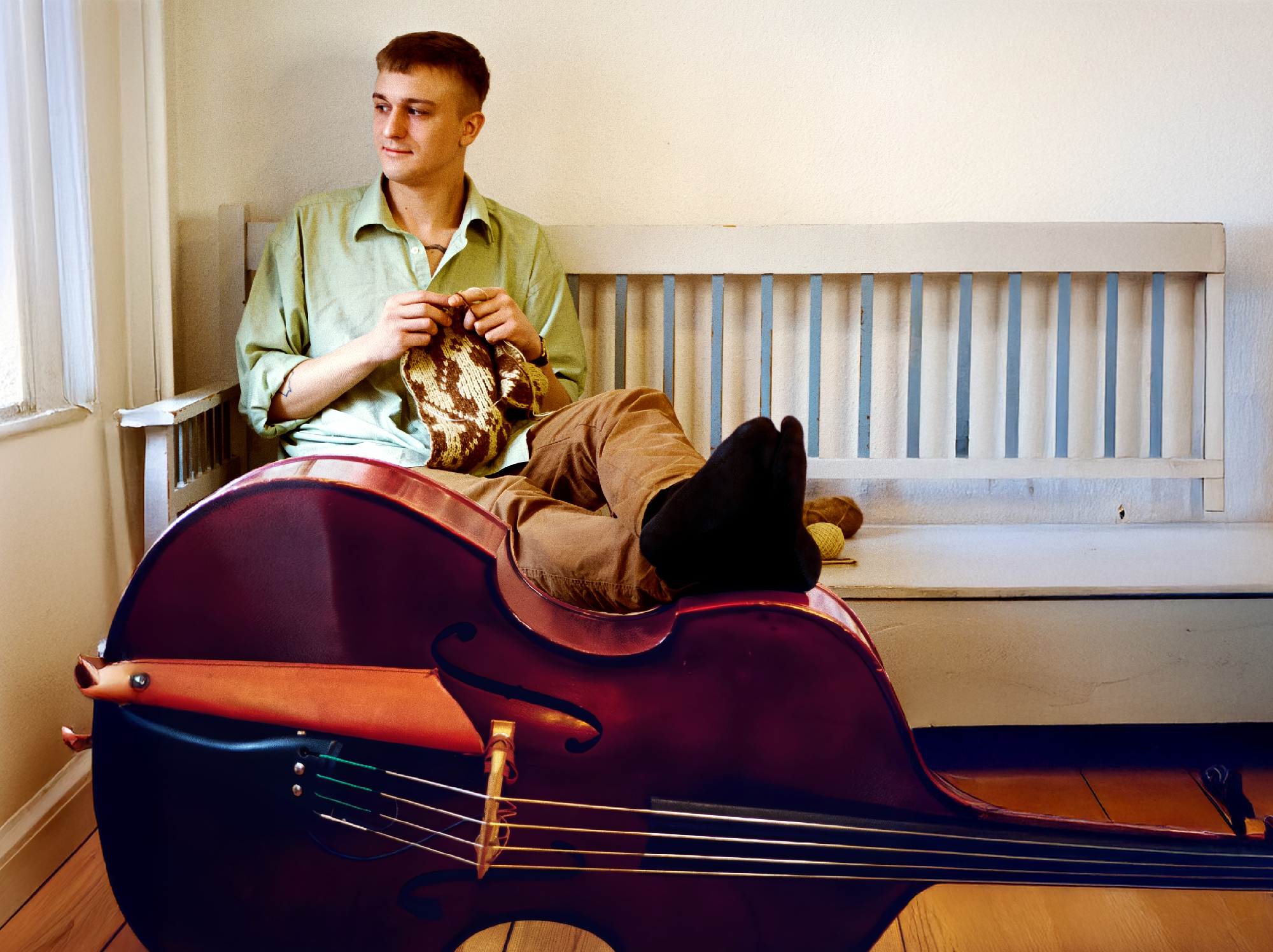 Albert Reinholdt Østergaard spiller kontrabas og fortæller om musik og strik hos FOF København og Nordsjælland.