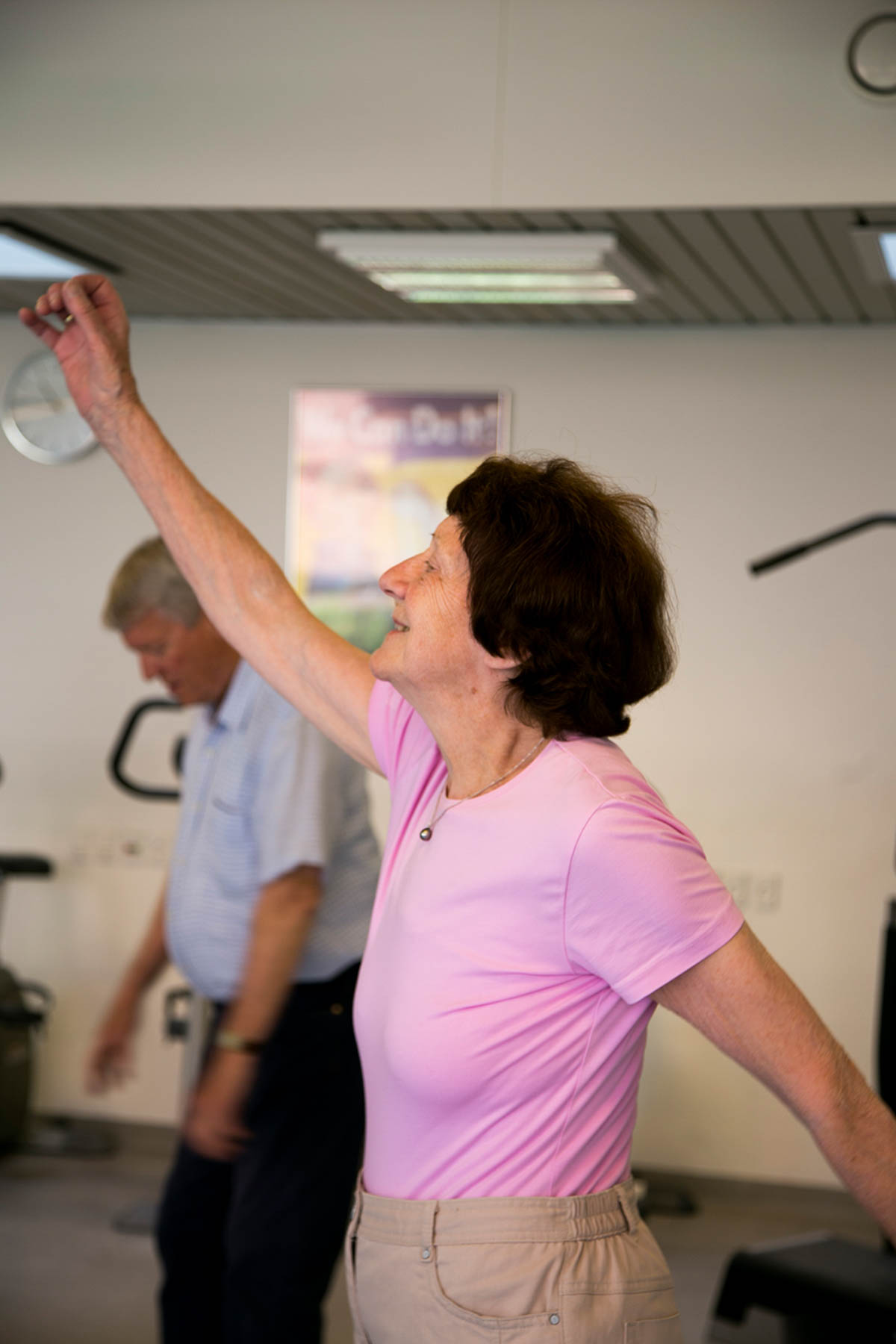 Kursist laver styrke- og balancetræning for ryggen hos FOF København og Nordsjælland.