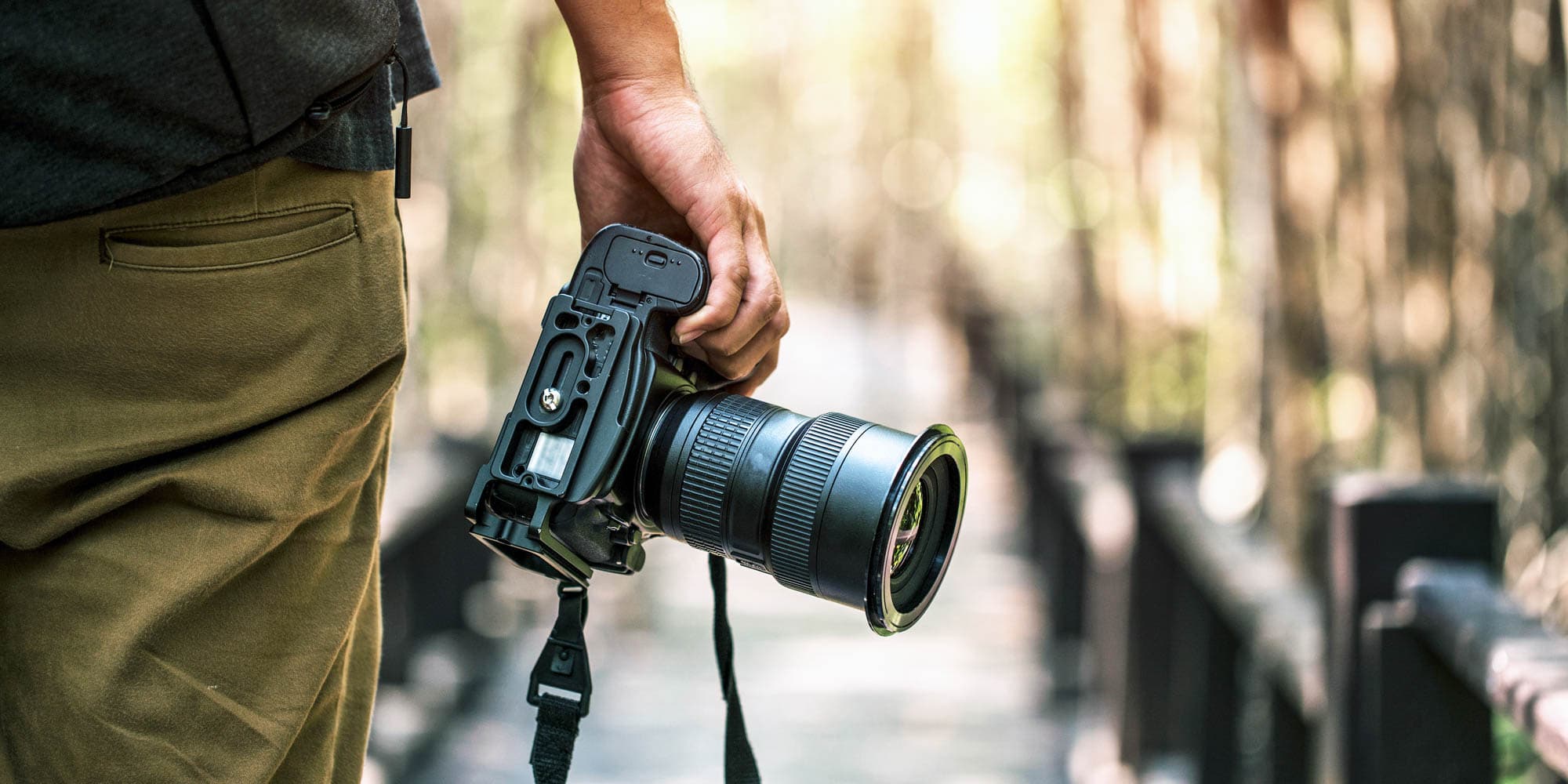 Kursist fotograferer analogt med digitalt kamera og gennemgår billeder i fællesskab på et FOF-fotokursus.