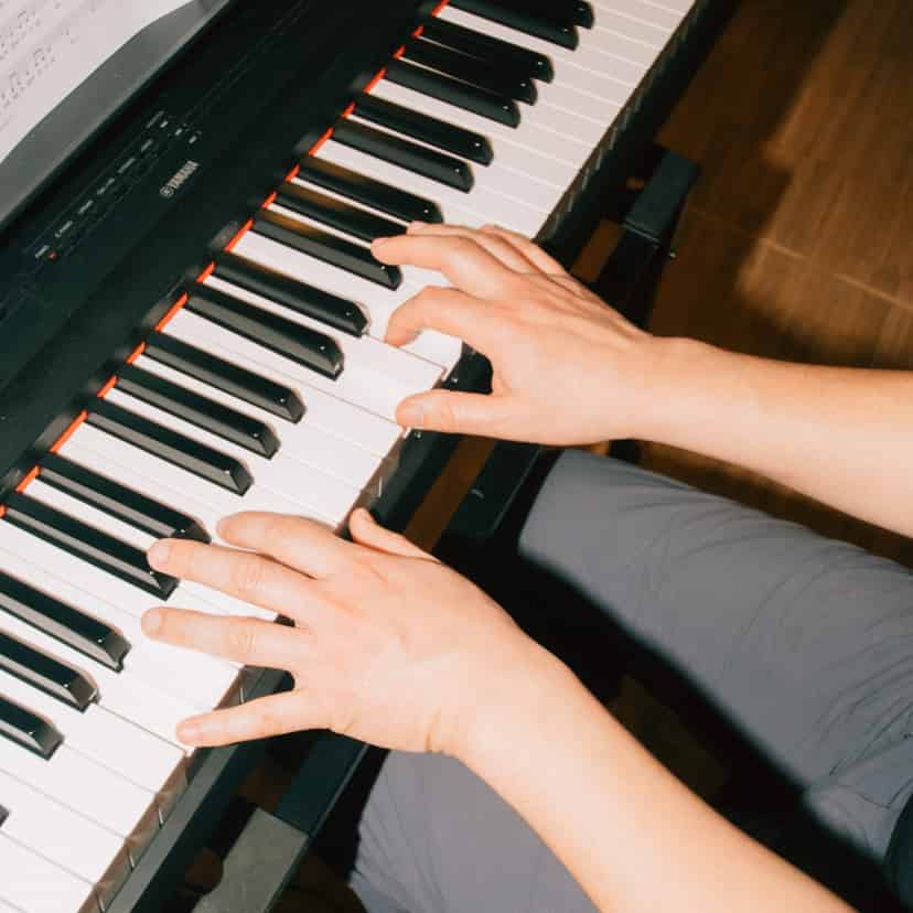 Mand går til klaver hos FOF Djursland