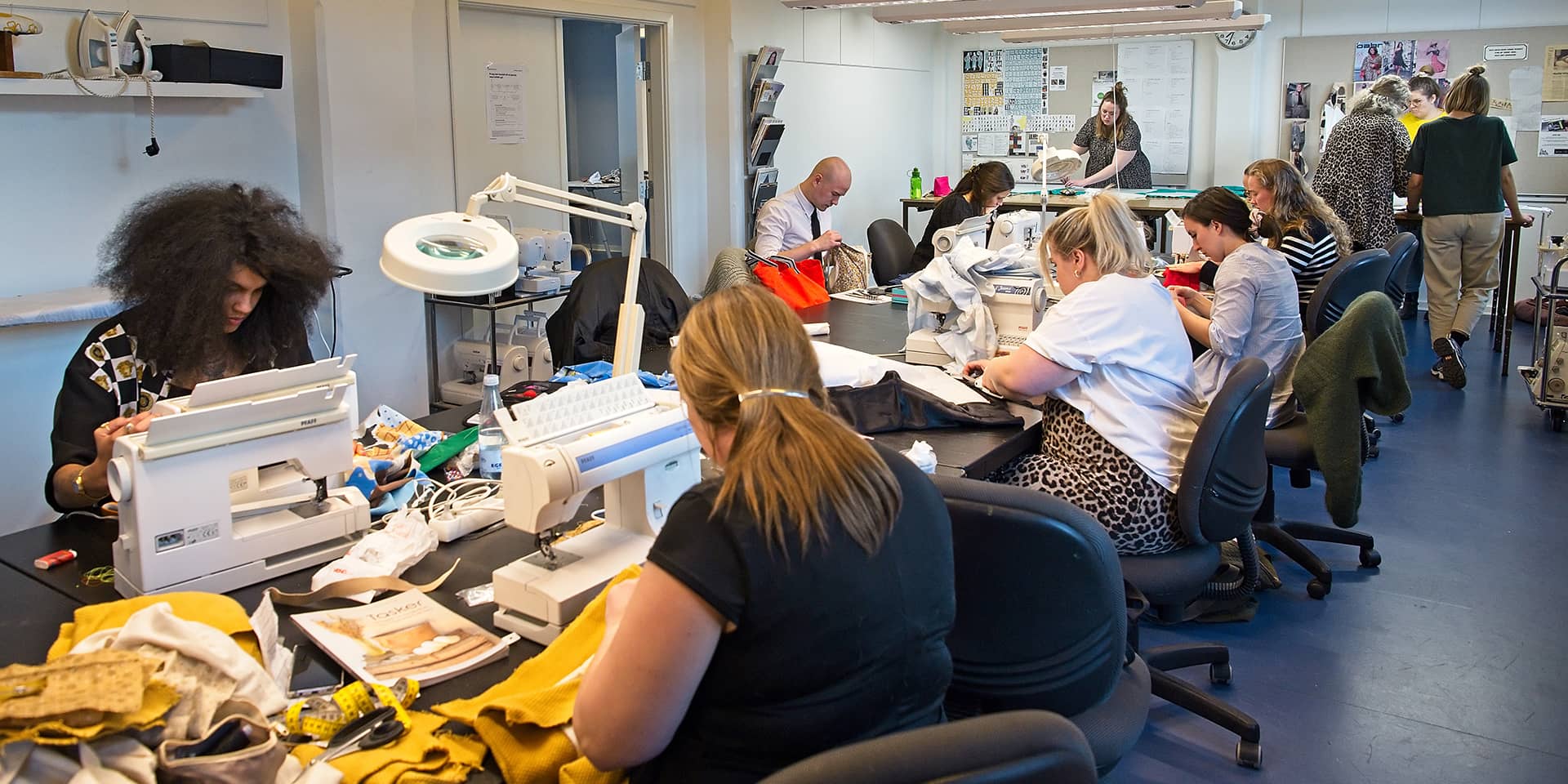 Kvinder er på sykursus i FOF Aarhus: lær at sy - udvidet