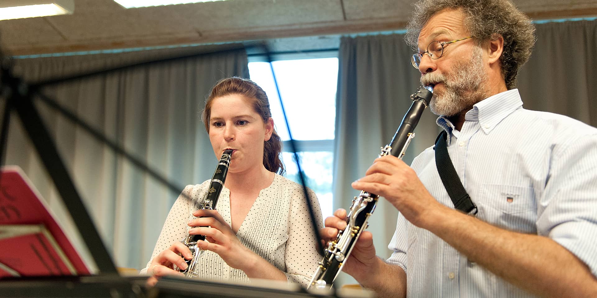 En kvinde og en mand, der spiller klarinet på et musikkursus i FOF Aarhus