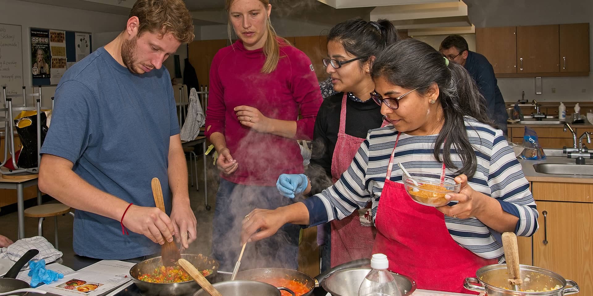 Kursister i køkkenet til madlavningskursus i FOF Aarhus
