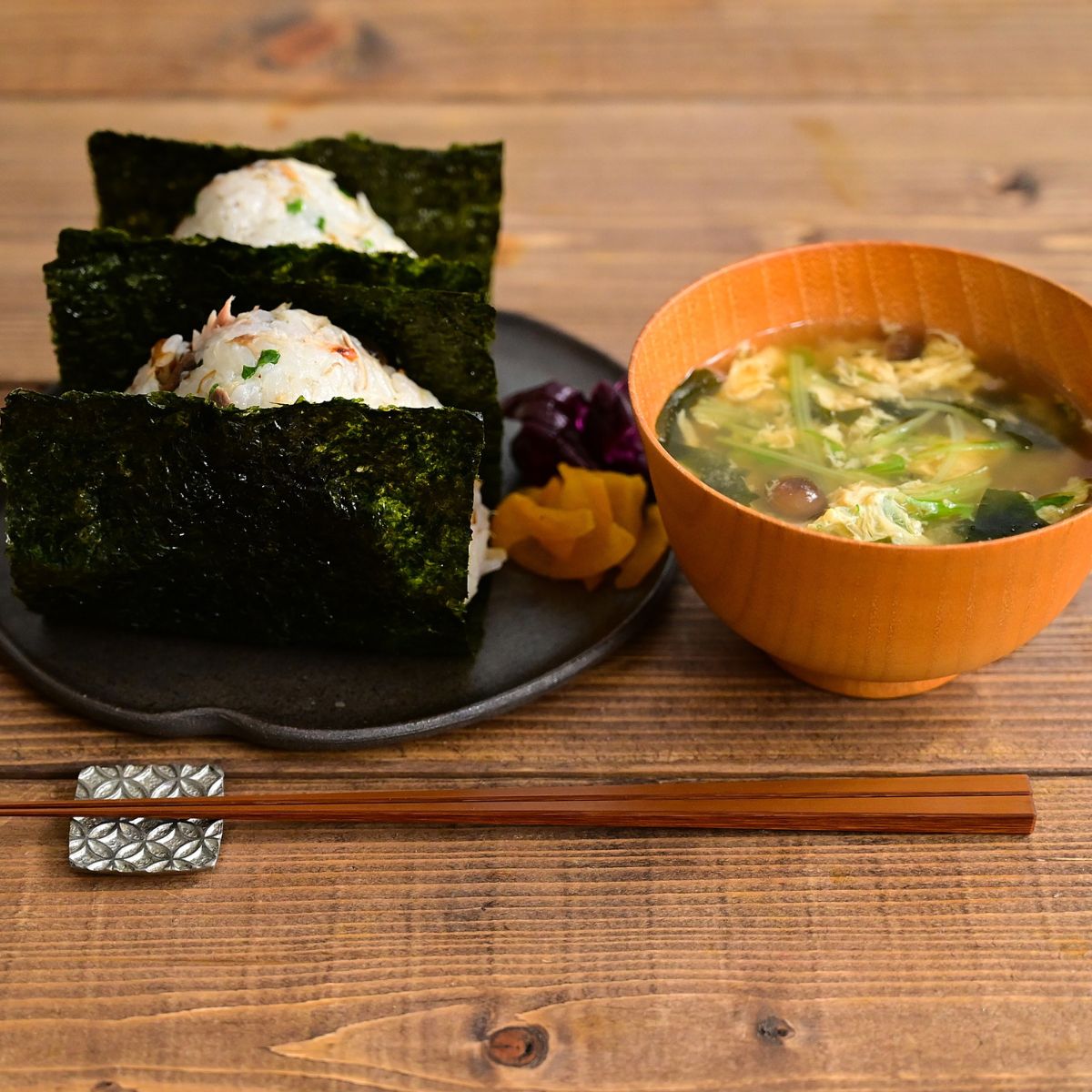 Deltagere på kursus i Taastrup laver asiatisk streetfood med vietnamesisk banh mi kinesisk roujiamo og japanske onigiri