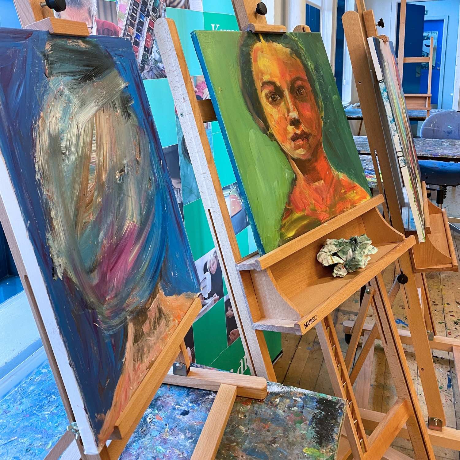 Malerier på staffelier i FOF Sydjyllands kunstlokale i Brostræde i Kolding