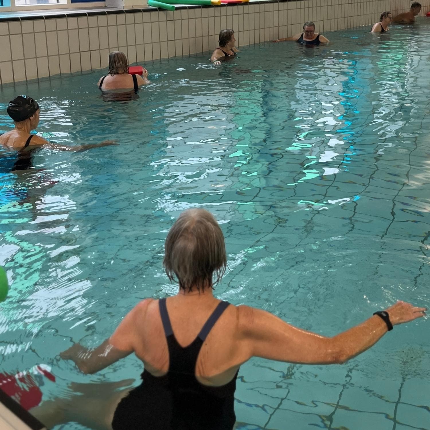 Kursister der laver øvelser i vandbassin i svømmehalllen