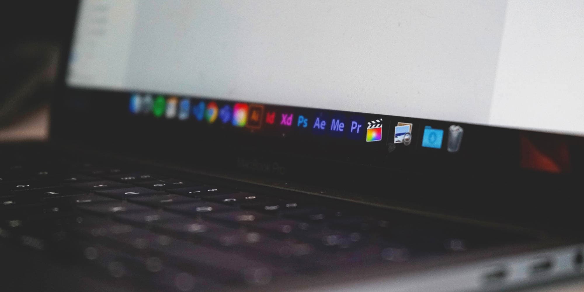 Kursist arbejder i Adobe InDesign med layout og opsætning af professionelle publikationer