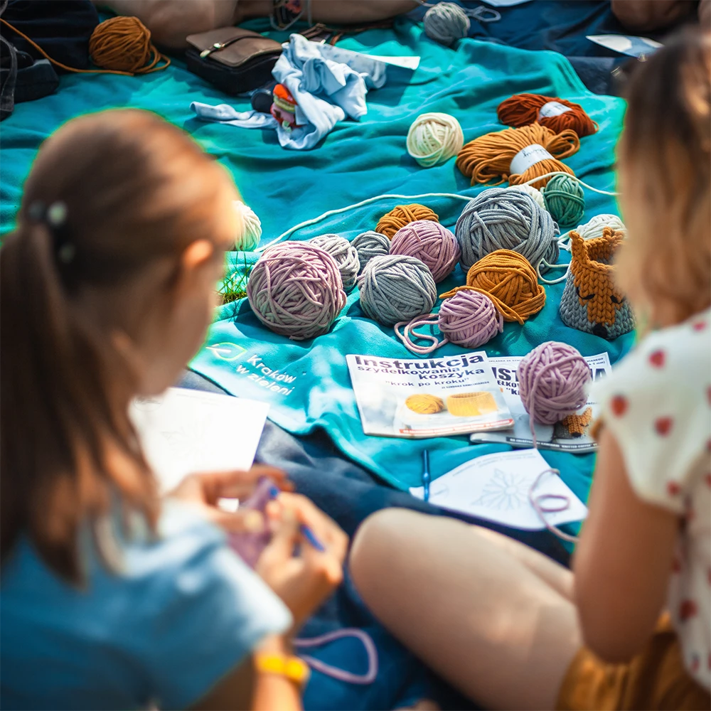 Billede af 2 unge kvinder der strikker og en masse garn
