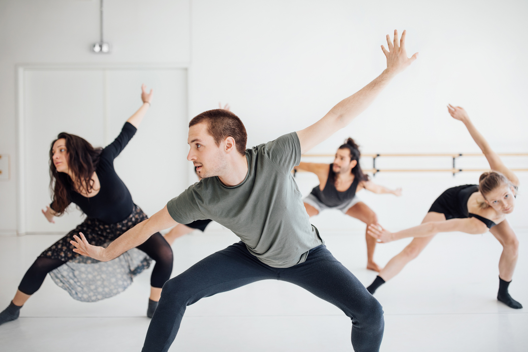 Participants explore movement and expression in a modern dance class at FOF København og Nordsjælland