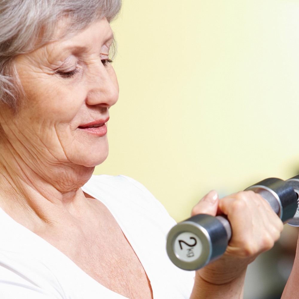 ældre kvinde løfter håndvægt