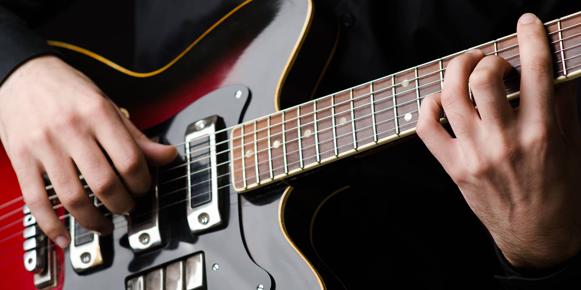 Et udsnit af en jazzguitar, som bliver spillet på til kursus i FOF Aarhus, jazzguitar letøvede