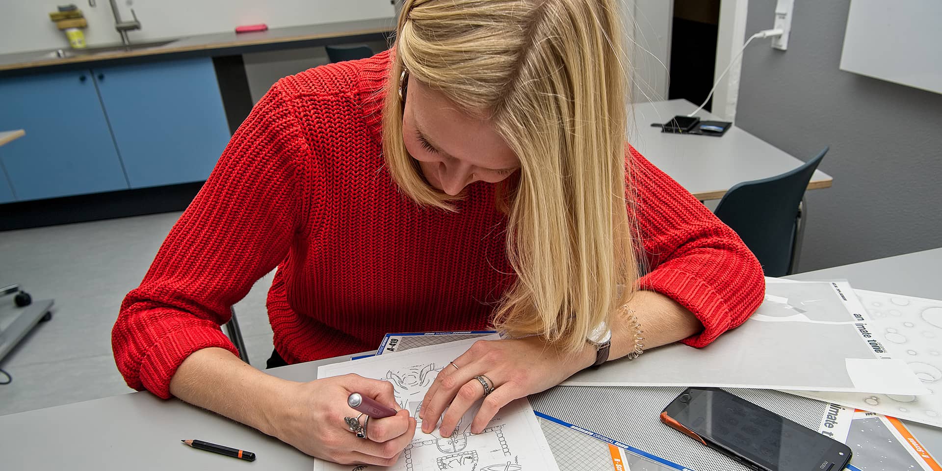 Kursist på tegnekursus i FOF Aarhus