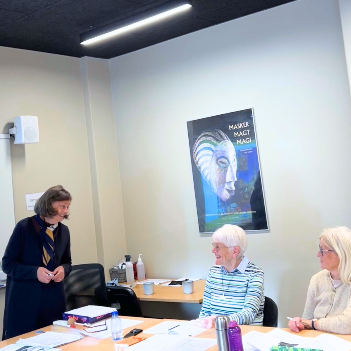 Underviser og kursister der har en glad samtale